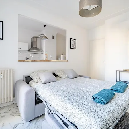 Port De - With Balcony アパート